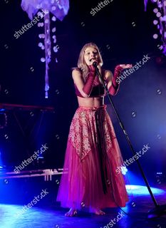 Aurora Aksnes feet photo thumbnail
