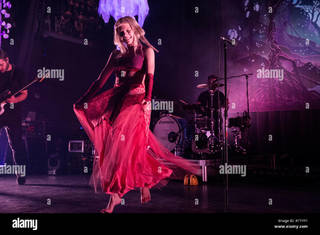 Aurora Aksnes feet photo thumbnail