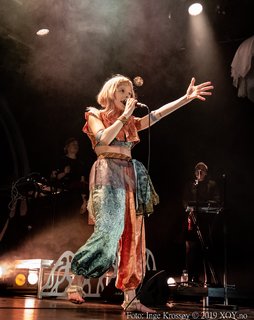 Aurora Aksnes feet photo thumbnail