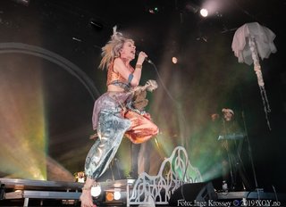 Aurora Aksnes feet photo thumbnail