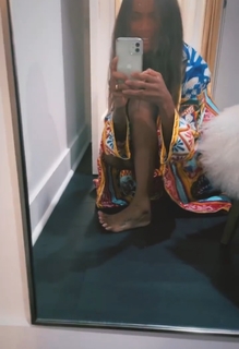 Zoe Saldana feet photo thumbnail