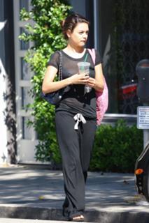 Mila Kunis feet photo thumbnail