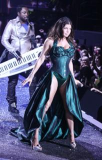 Fergie feet photo thumbnail