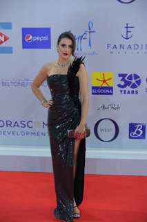 Dorra Zarrouk feet photo thumbnail