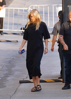 Gwyneth Paltrow feet photo thumbnail