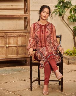 Hina Khan feet photo thumbnail