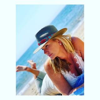 Natasha Henstridge feet photo thumbnail