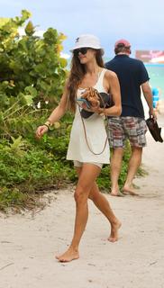 Nina Agdal feet photo thumbnail