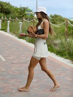 Nina Agdal feet photo thumbnail
