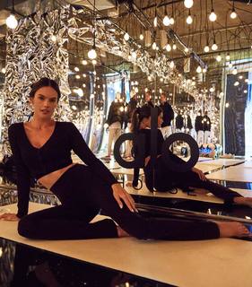 Alessandra Ambrosio feet photo thumbnail
