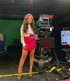 Larissa Manoela feet photo thumbnail
