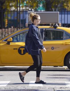 Jennifer Lawrence feet photo thumbnail