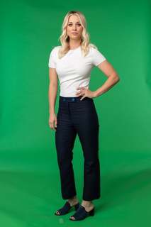 Kaley Cuoco feet photo thumbnail
