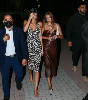 Kendall Jenner feet photo thumbnail