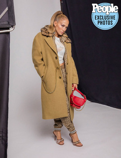 Jennifer Lopez feet photo thumbnail