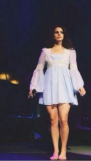 Lana Del Rey feet photo thumbnail