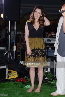 Kelly Brook feet photo thumbnail