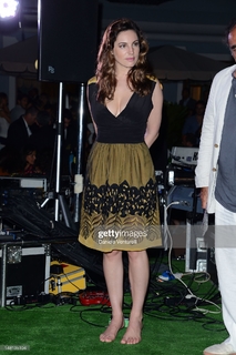 Kelly Brook feet photo thumbnail