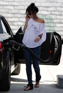 Vanessa Hudgens feet photo thumbnail