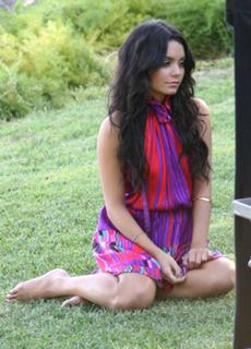 Vanessa Hudgens feet photo thumbnail