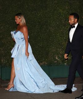 Chrissy Teigen feet photo thumbnail
