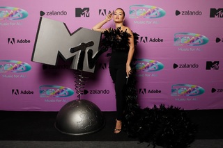 Rita Ora feet photo thumbnail