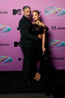 Rita Ora feet photo thumbnail