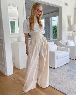 Elle Fanning feet photo thumbnail