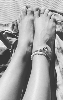 Isis Valverde feet photo thumbnail