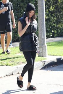Olivia Culpo feet photo thumbnail