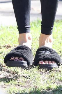Olivia Culpo feet photo thumbnail