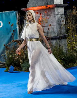 Rosamund Pike feet photo thumbnail