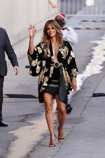 Halle Berry feet photo thumbnail