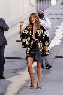 Halle Berry feet photo thumbnail