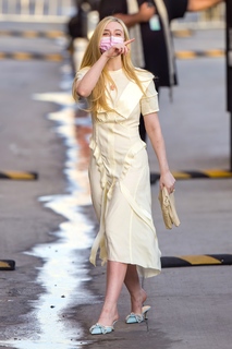 Elle Fanning feet photo thumbnail