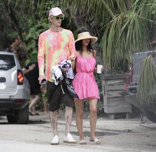 Megan Fox feet photo thumbnail