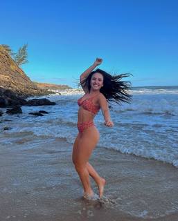 Larissa Manoela feet photo thumbnail
