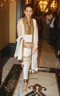 Karisma Kapoor feet photo thumbnail