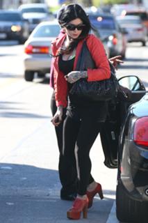 Katherine von Drachenberg feet photo thumbnail