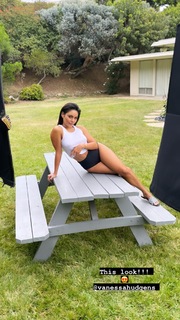 Vanessa Hudgens feet photo thumbnail