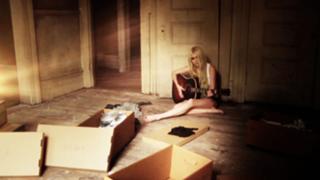 Taylor Momsen feet photo 2