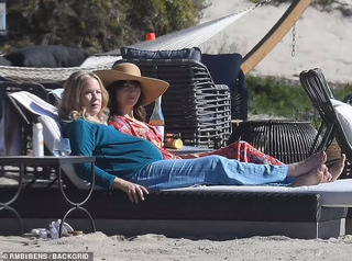 Christina Applegate feet photo thumbnail