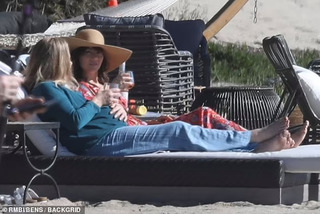 Christina Applegate feet photo thumbnail