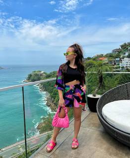 Larissa Manoela feet photo thumbnail