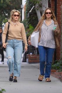 Jennifer Lawrence feet photo thumbnail