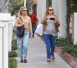 Jennifer Lawrence feet photo thumbnail