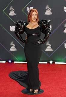 Christina Aguilera feet photo thumbnail