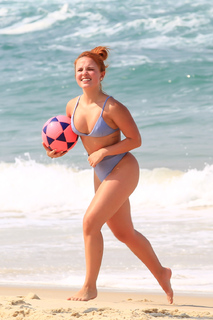 Larissa Manoela feet photo thumbnail