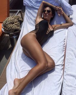 Scarlet Vas feet photo thumbnail