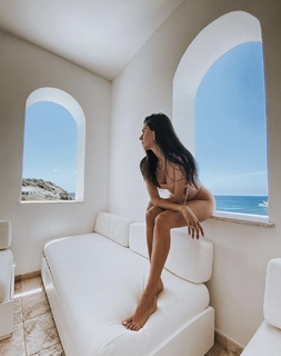 Valentina Vignali feet photo thumbnail